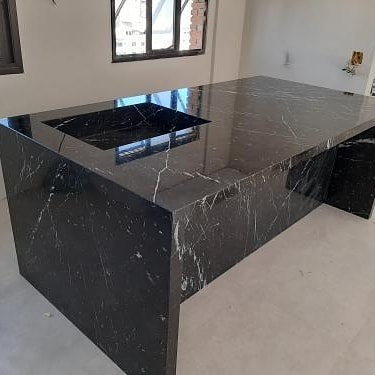 Detalhe de bancada de cozinha em granito preto com cuba de cobre