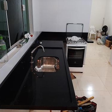 Detalhe de pia de cozinha em granito com cuba inox