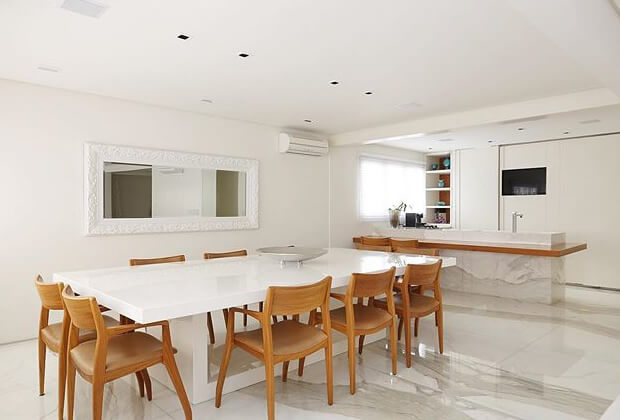 Mesa de jantar com tampo em mármore branco, projeto sob medida